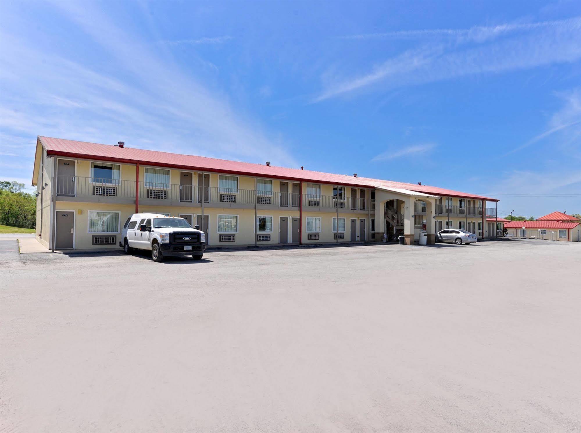 Red Roof Inn Buffalo, Tx Bagian luar foto